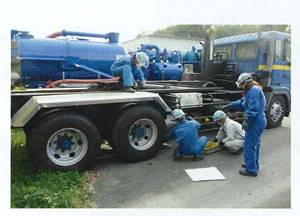 環境事業部は廃棄物回収時に油圧ホースからの油流出を想定した訓練を行いました。