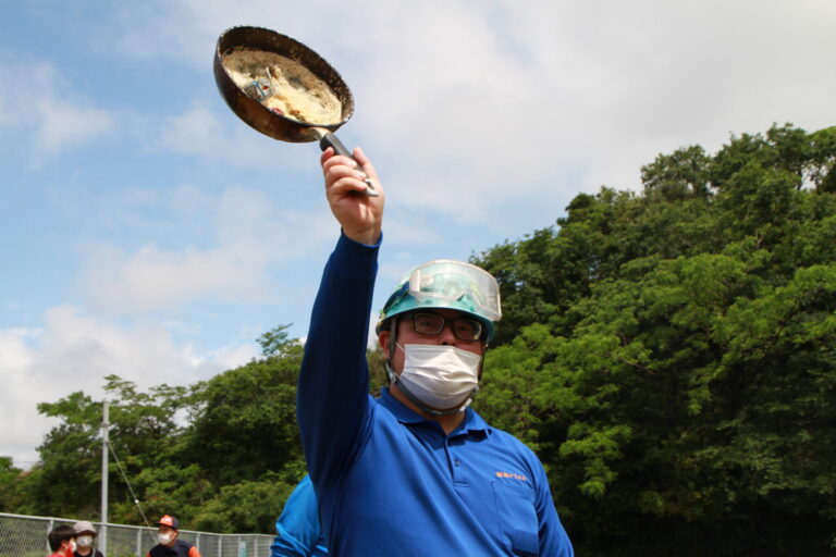 ファイテック（天ぷら油用消火剤）（消火後の天ぷら鍋、固まっている状態）