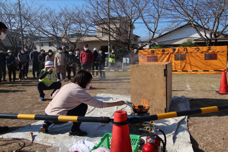 ファイテック(天ぷら油用消火剤)による消火要領(油がはねないよう気をつけて入れる)