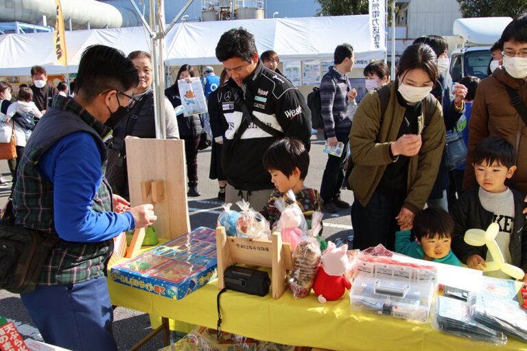 内田麻紀子代表がくじ引きを行っている様子です。※左側の手前が代表