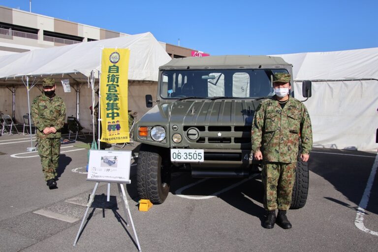 自衛隊ブースで撮影。自衛官募集ののぼりが出てました！