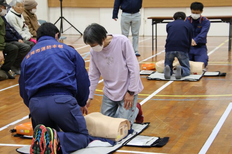 救助活動の体験中。(青朋高校