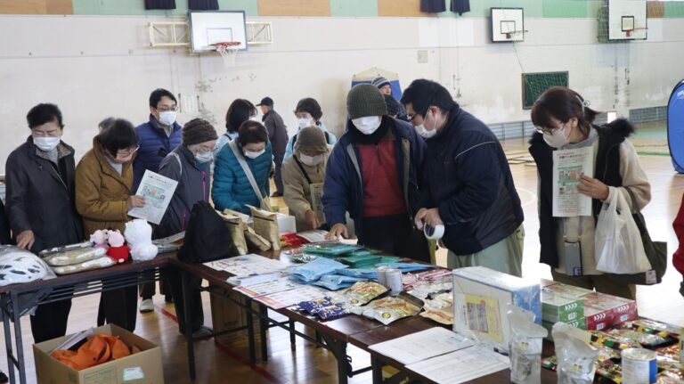 防災用品の説明を行っている様子です。(南小学校