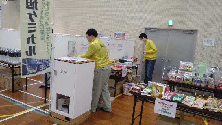 弊社ブースの準備の様子　手前のボックスは「災害用備蓄スタンドBISTA」発電機や防災用品が50人分入っています。