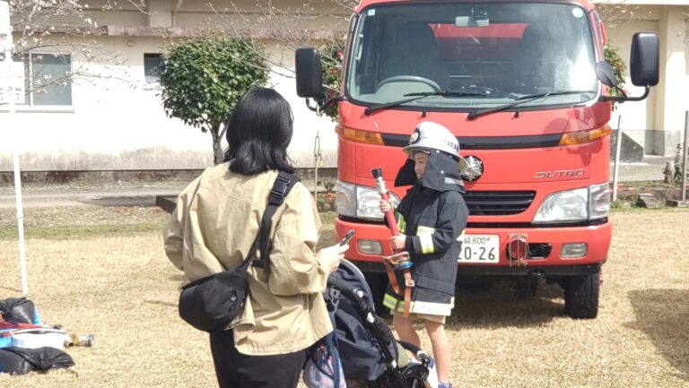 延岡市消防本部による消防服着衣体験
