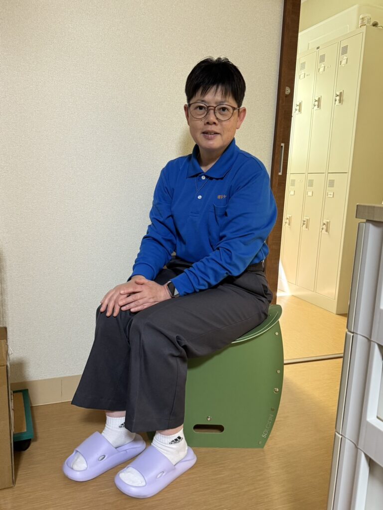 普段使いのイスとしてもご利用いただけます。
座面は広く湾曲しており快適な座り心地を実現しました。
座面を外すと簡易トイレに変わります。（非常に簡単です）