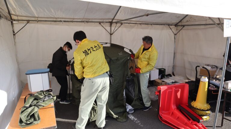 防災フェスタ開催前の準備(防災用トイレテント組み立て