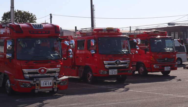 緊急車両(消防車。奥にかすかに救急車(;^_^A
