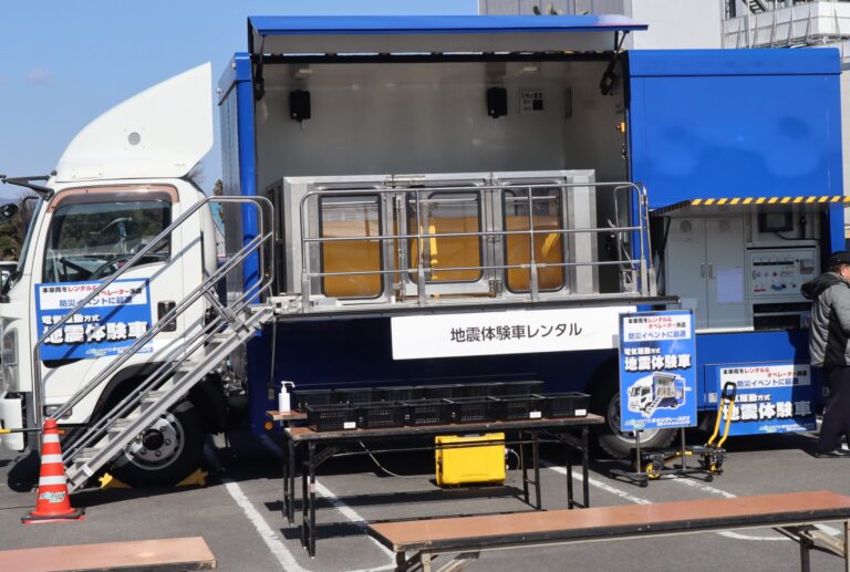 地震体験車(体験しておくことは大事ですね。