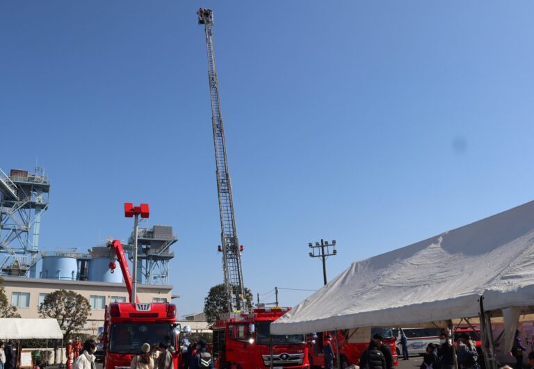 はしご車(はしごの先端に体験者が乗ってます)。怖そう～(;'∀')