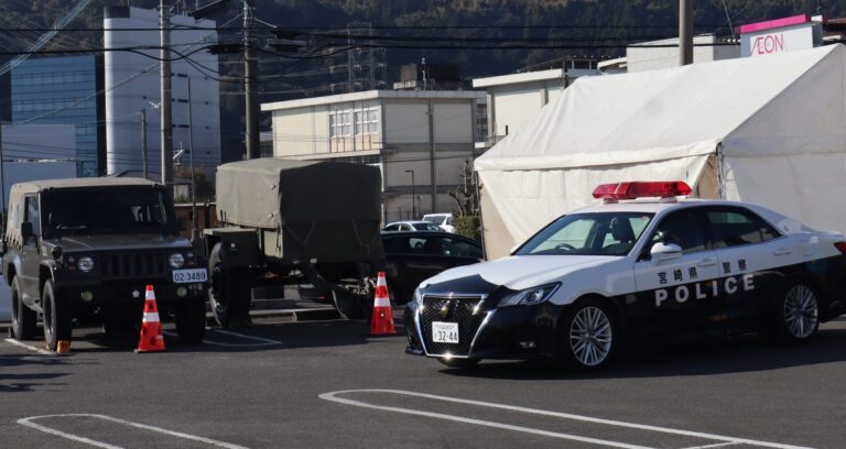 緊急車両(パトカー)。自衛隊車両