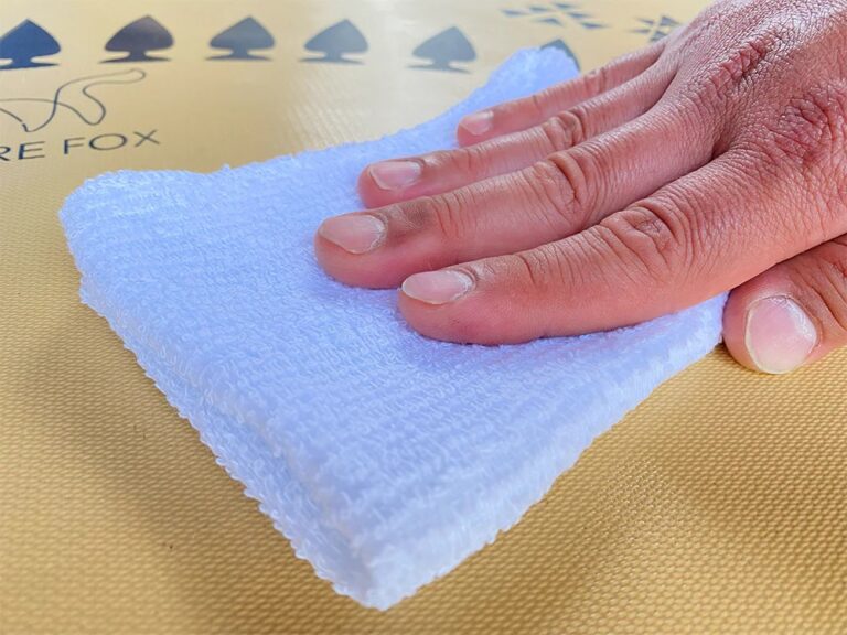 表面をシリコン加工で施しているため、 水洗いや濡れている布で汚れを落とすことができ、お手入れが非常に簡単です。

 