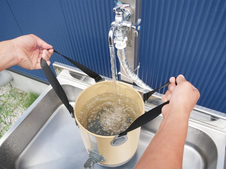 蓋を取り外して、給水することやジャグの内側を洗うことができます。