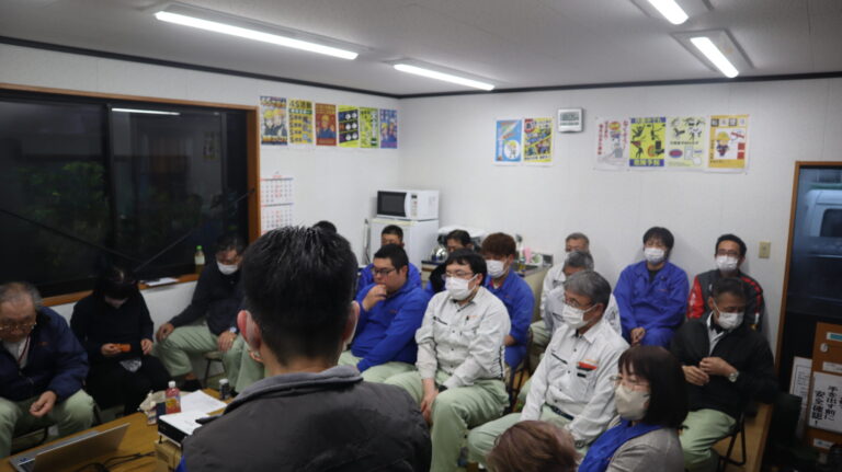 真剣な面持ちで耳を傾けています。